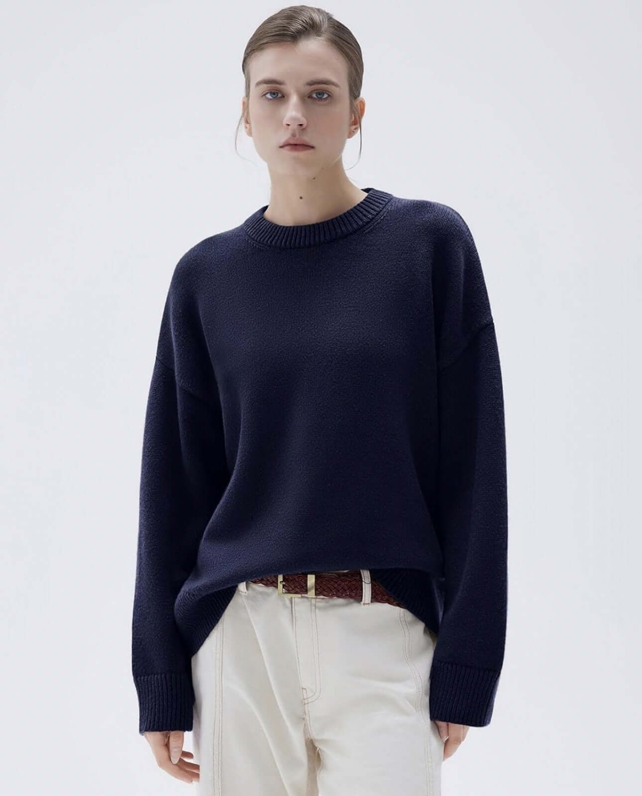 Women's Cashmere Sweater in navy blue, featuring a round neck and loose fit, ideal for luxury knitwear styling.