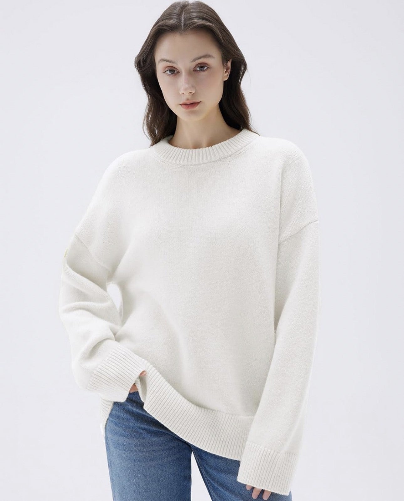 Woman wearing white cashmere sweater with round neck, front view