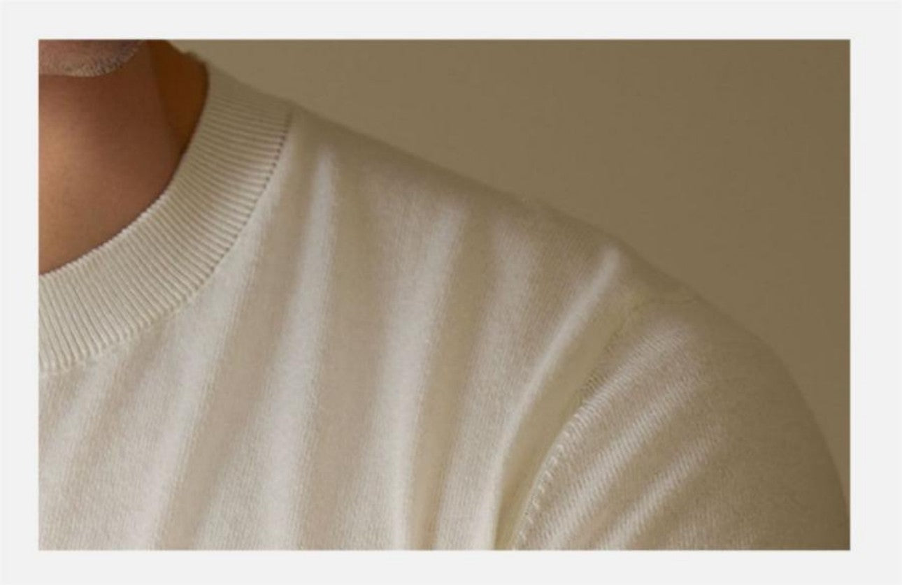 Shoulder construction detail of men's short-sleeved sweater